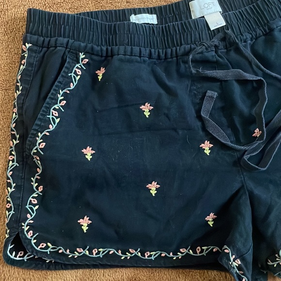 Large Navy Loft Running Shorts for Women with flower design - Picture 3 of 8